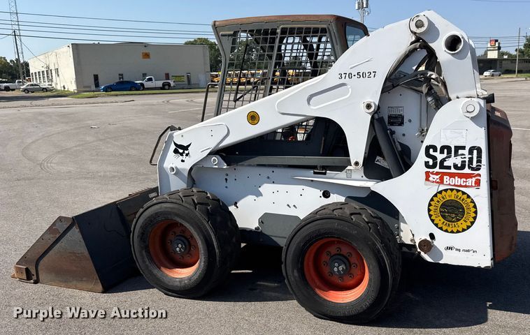 image for item EM8111 2007 Bobcat S250 skid steer loader
