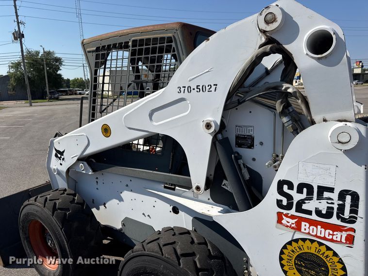 image for item EM8111 2007 Bobcat S250 skid steer loader