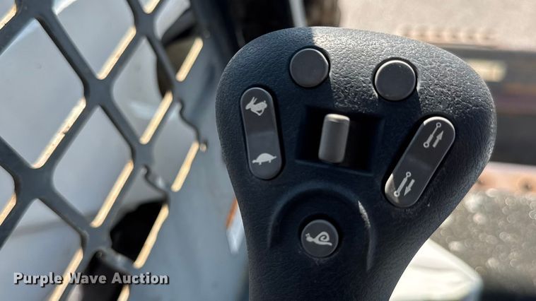 image for item EM8111 2007 Bobcat S250 skid steer loader