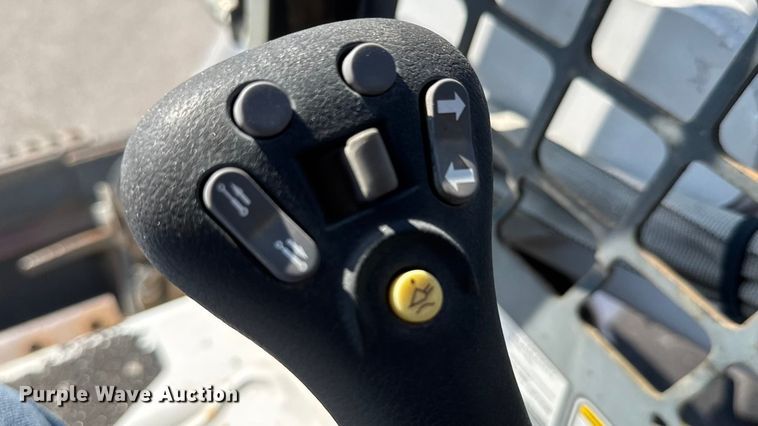 image for item EM8111 2007 Bobcat S250 skid steer loader