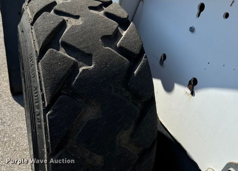 image for item EM8111 2007 Bobcat S250 skid steer loader