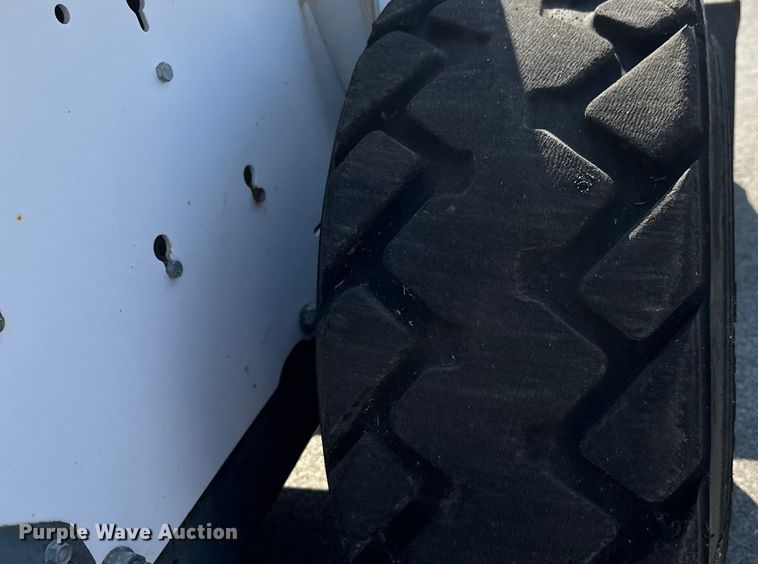 image for item EM8111 2007 Bobcat S250 skid steer loader