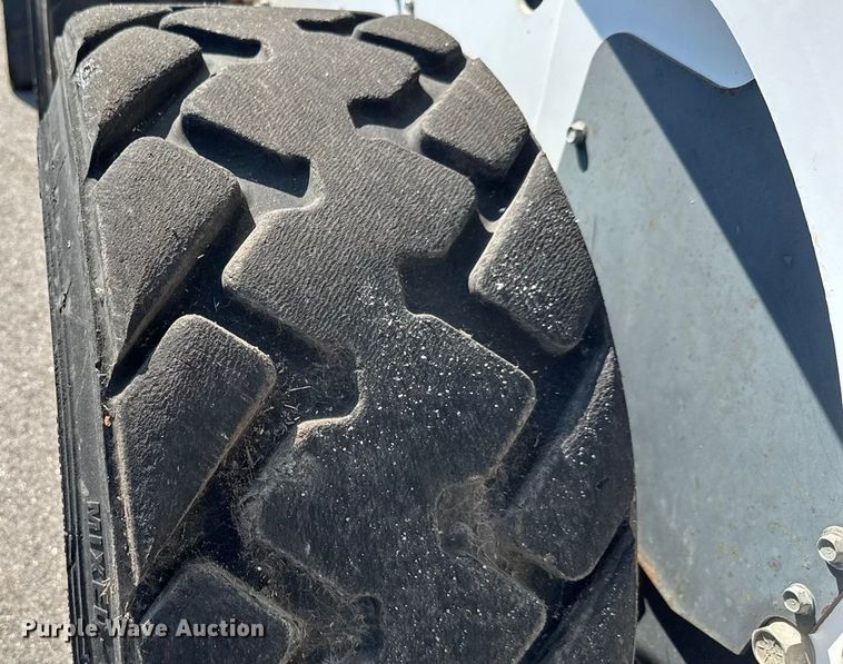 image for item EM8111 2007 Bobcat S250 skid steer loader