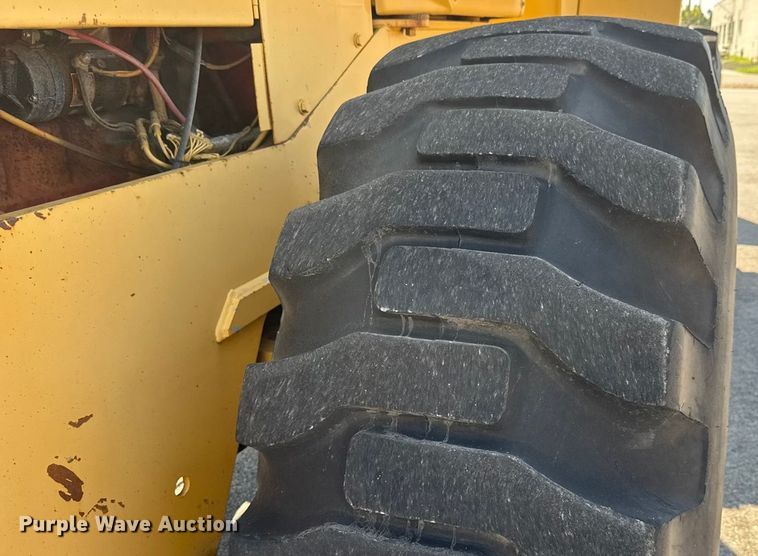 image for item EM8112 1993 John Deere 644G wheel loader