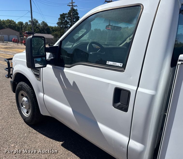 image for item ER2421 2008 Ford F250 Super Duty utility bed pickup truck