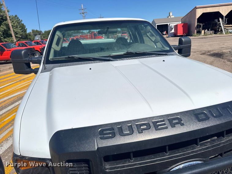 image for item ER2421 2008 Ford F250 Super Duty utility bed pickup truck