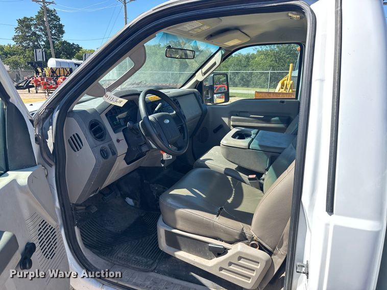 image for item ER2421 2008 Ford F250 Super Duty utility bed pickup truck