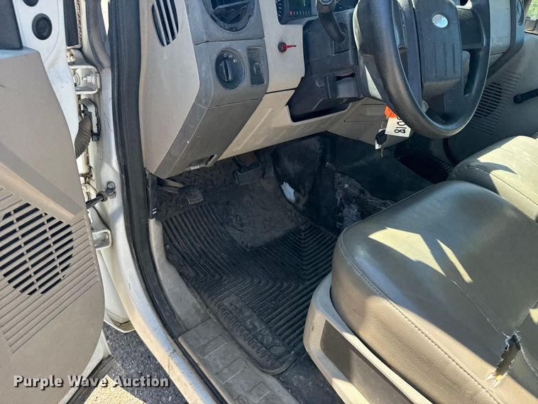 image for item ER2421 2008 Ford F250 Super Duty utility bed pickup truck