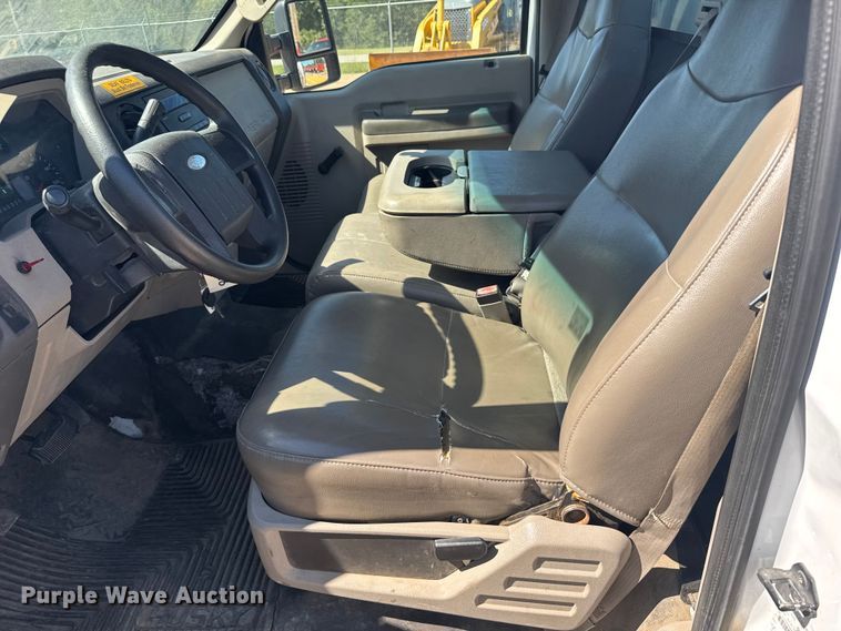 image for item ER2421 2008 Ford F250 Super Duty utility bed pickup truck