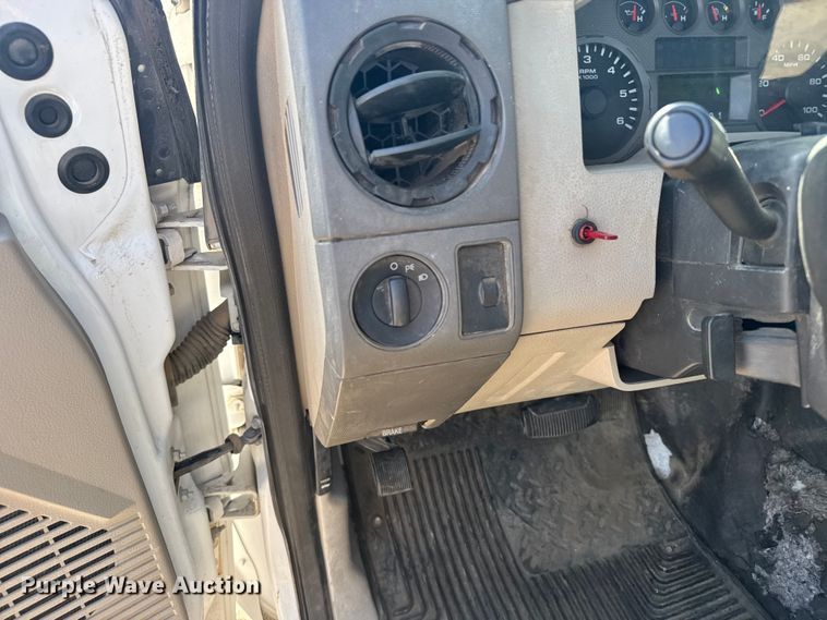 image for item ER2421 2008 Ford F250 Super Duty utility bed pickup truck