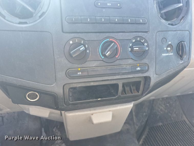 image for item ER2421 2008 Ford F250 Super Duty utility bed pickup truck