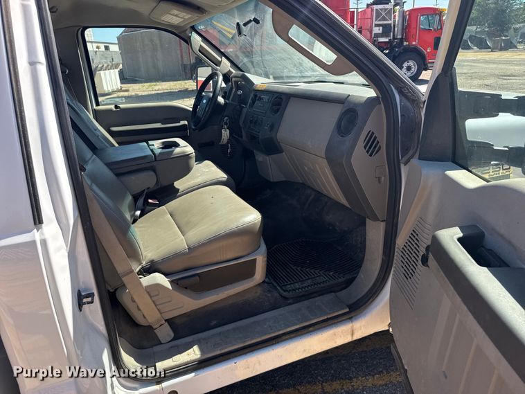 image for item ER2421 2008 Ford F250 Super Duty utility bed pickup truck