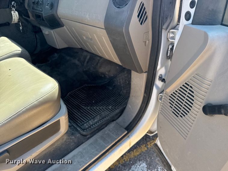 image for item ER2421 2008 Ford F250 Super Duty utility bed pickup truck