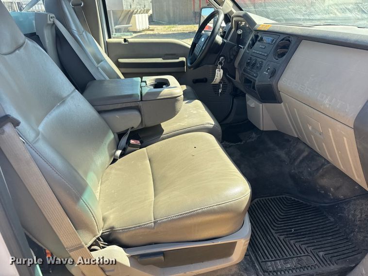 image for item ER2421 2008 Ford F250 Super Duty utility bed pickup truck