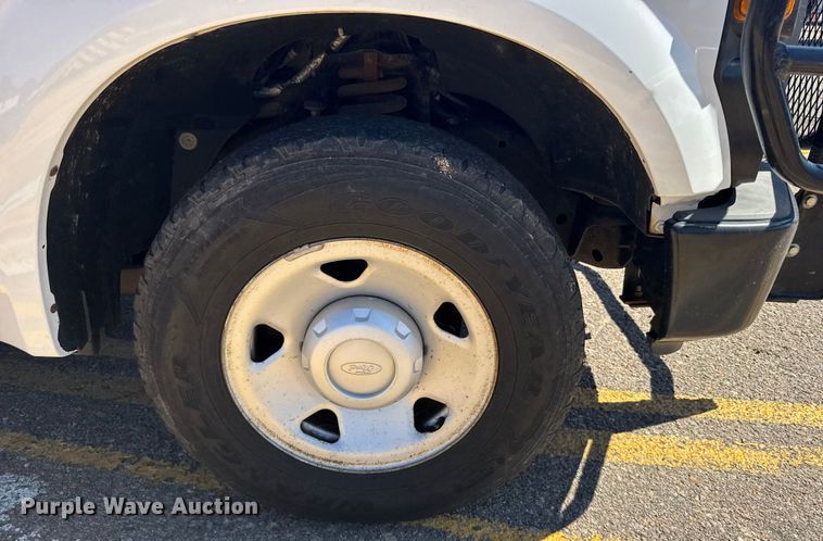 image for item ER2421 2008 Ford F250 Super Duty utility bed pickup truck