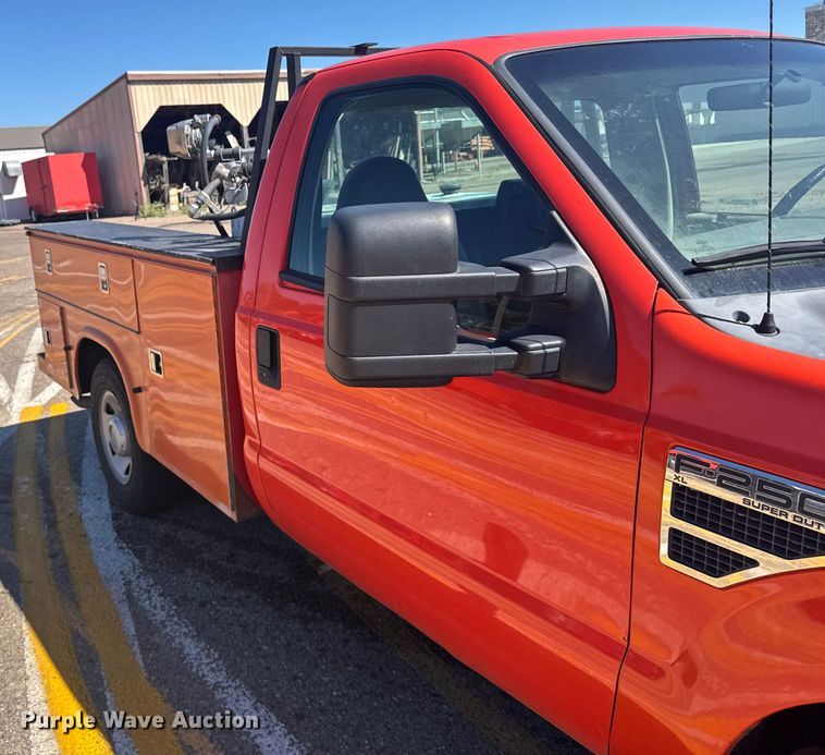 image for item ER2423 2009 Ford F250 Super Duty utility bed pickup truck