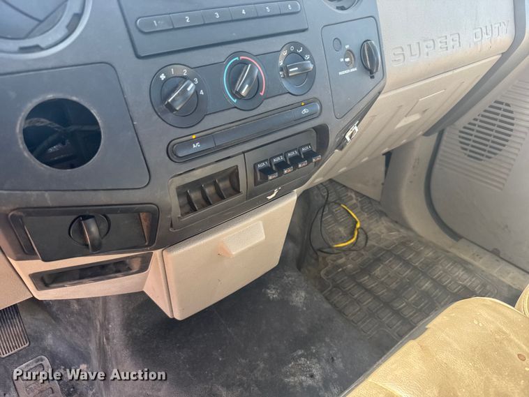 image for item ER2423 2009 Ford F250 Super Duty utility bed pickup truck