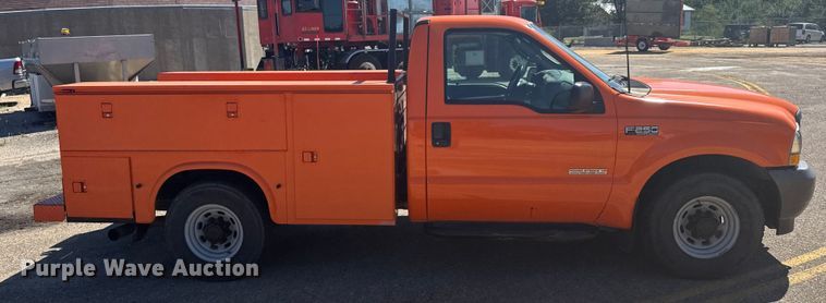 image for item ER2427 2003 Ford F250 Super Duty utility bed pickup truck