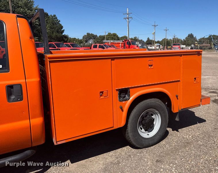 image for item ER2427 2003 Ford F250 Super Duty utility bed pickup truck