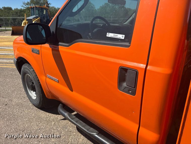 image for item ER2427 2003 Ford F250 Super Duty utility bed pickup truck