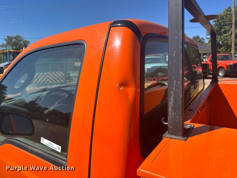 image for item ER2427 2003 Ford F250 Super Duty utility bed pickup truck