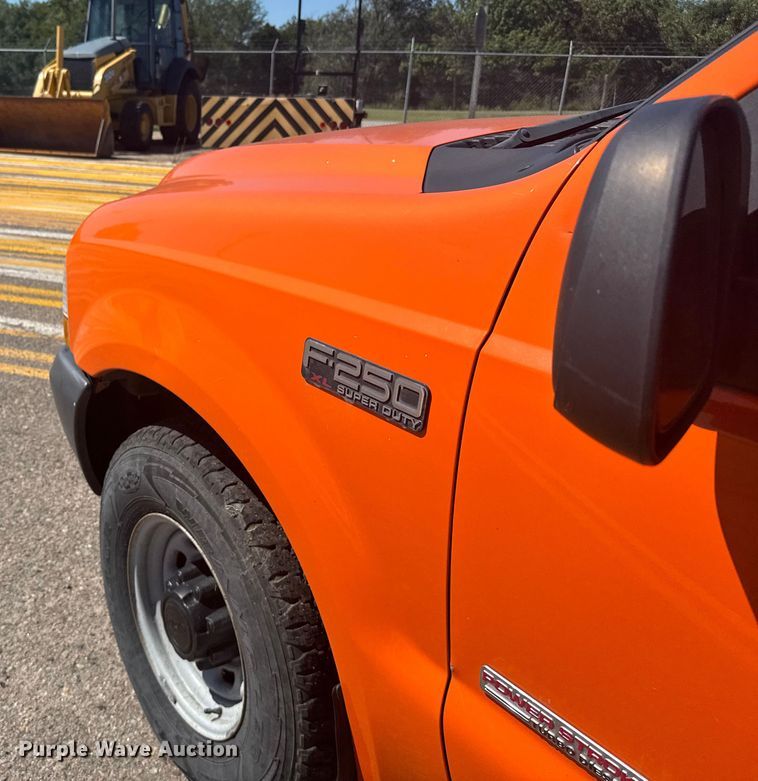 image for item ER2427 2003 Ford F250 Super Duty utility bed pickup truck