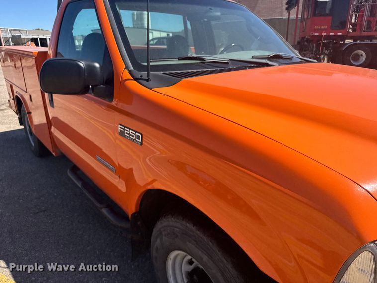 image for item ER2427 2003 Ford F250 Super Duty utility bed pickup truck