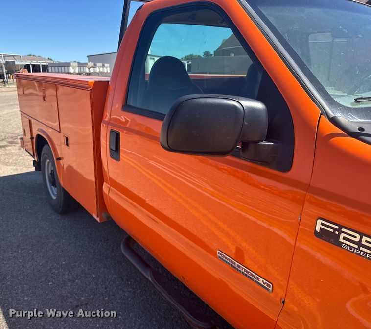 image for item ER2427 2003 Ford F250 Super Duty utility bed pickup truck