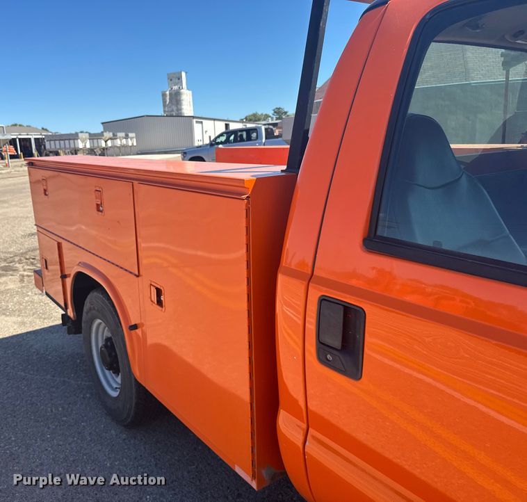 image for item ER2427 2003 Ford F250 Super Duty utility bed pickup truck