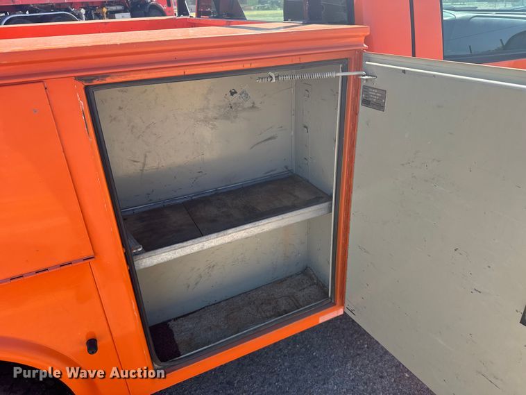 image for item ER2427 2003 Ford F250 Super Duty utility bed pickup truck