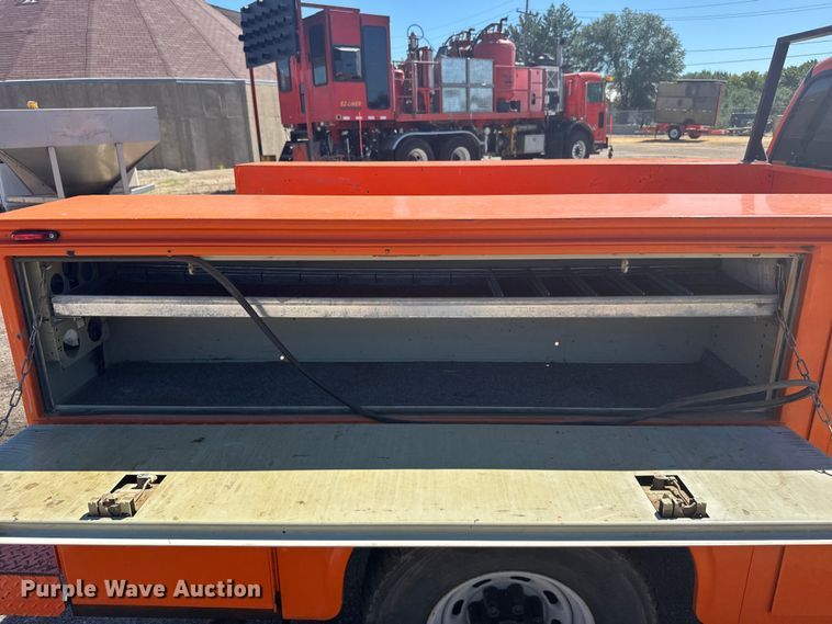 image for item ER2427 2003 Ford F250 Super Duty utility bed pickup truck