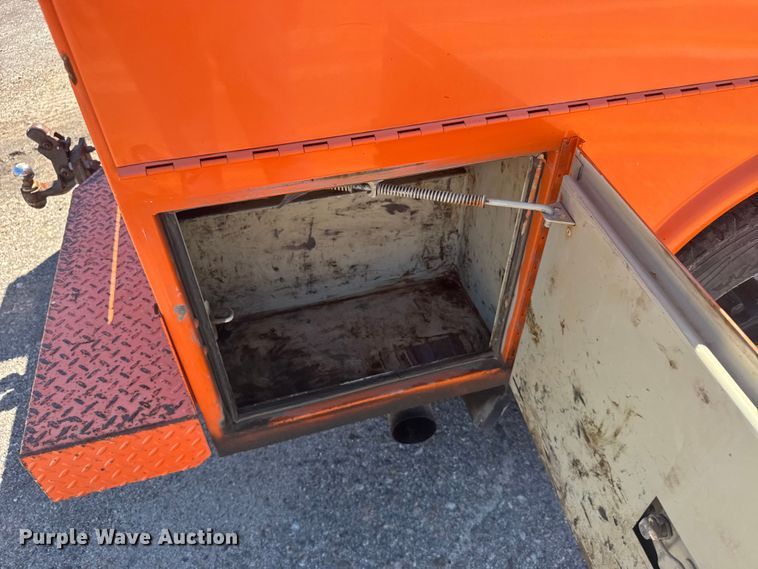 image for item ER2427 2003 Ford F250 Super Duty utility bed pickup truck