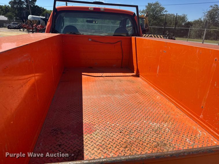 image for item ER2427 2003 Ford F250 Super Duty utility bed pickup truck