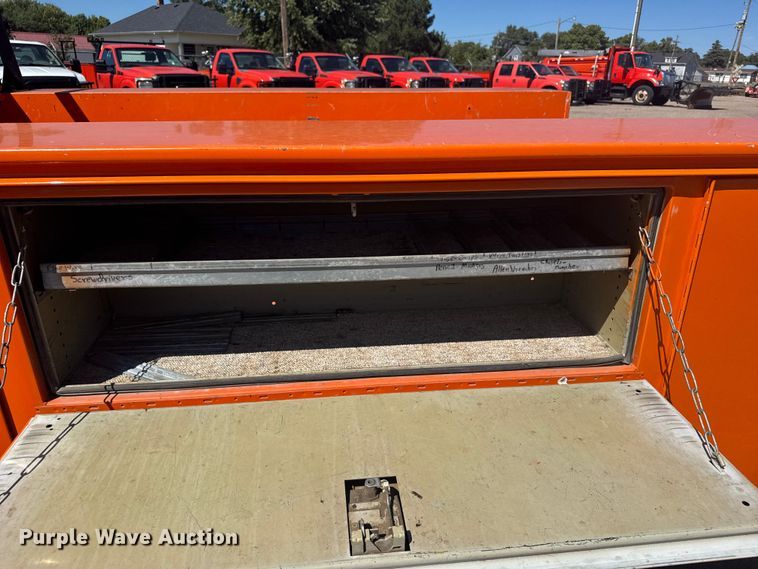 image for item ER2427 2003 Ford F250 Super Duty utility bed pickup truck