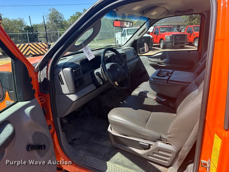 image for item ER2427 2003 Ford F250 Super Duty utility bed pickup truck