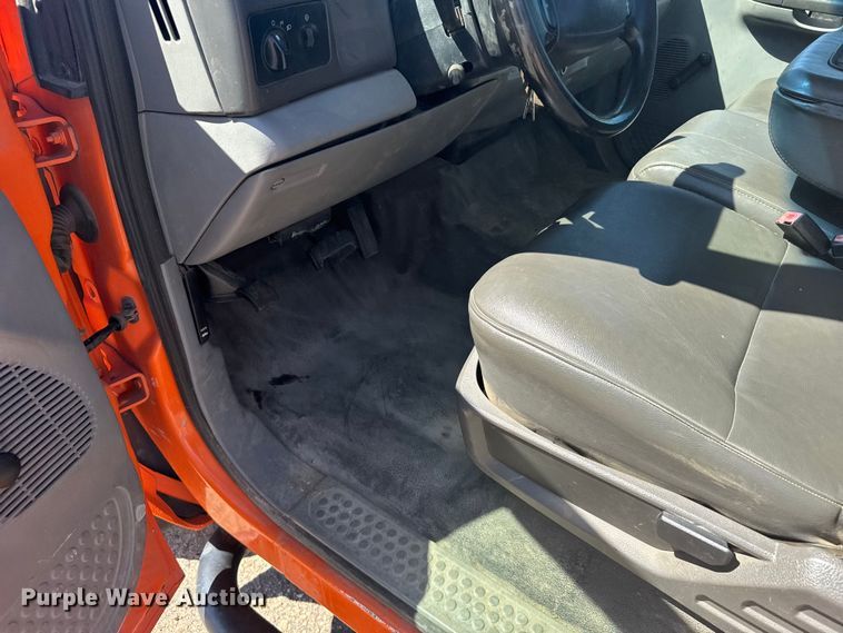 image for item ER2427 2003 Ford F250 Super Duty utility bed pickup truck