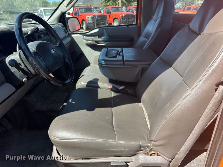 image for item ER2427 2003 Ford F250 Super Duty utility bed pickup truck