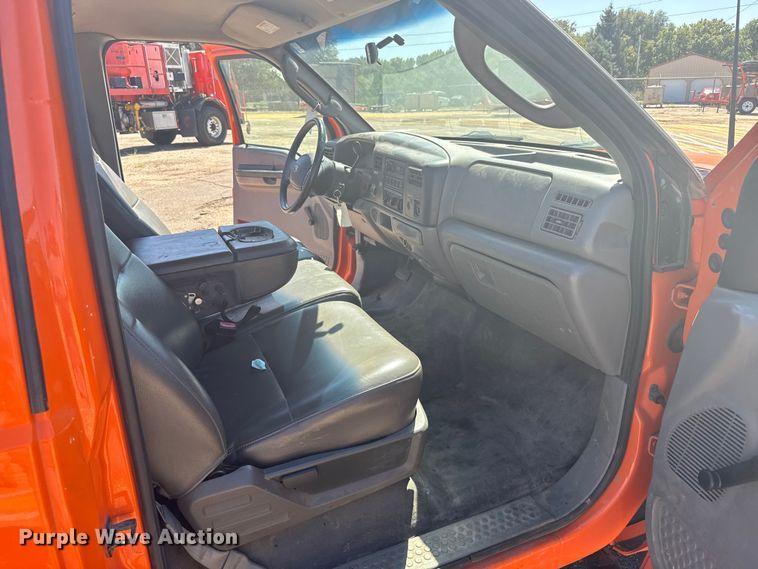 image for item ER2427 2003 Ford F250 Super Duty utility bed pickup truck