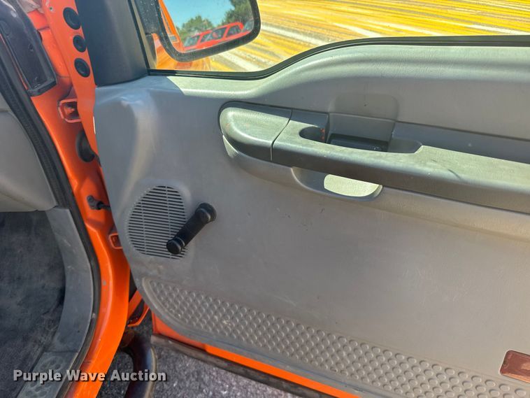 image for item ER2427 2003 Ford F250 Super Duty utility bed pickup truck