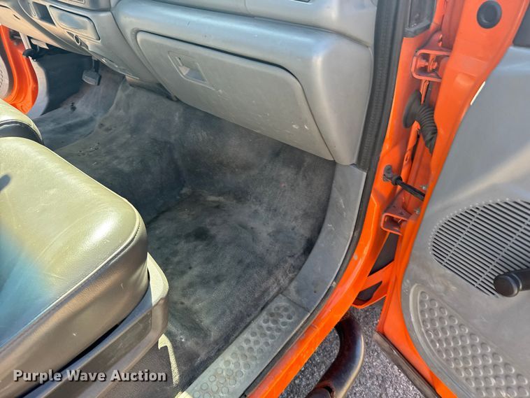 image for item ER2427 2003 Ford F250 Super Duty utility bed pickup truck