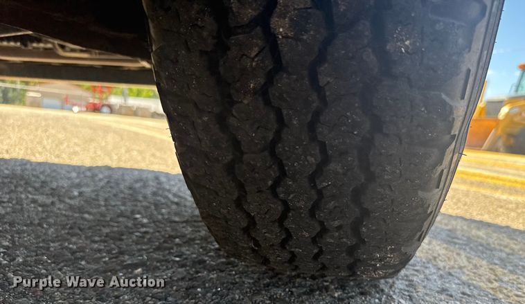 image for item ER2427 2003 Ford F250 Super Duty utility bed pickup truck