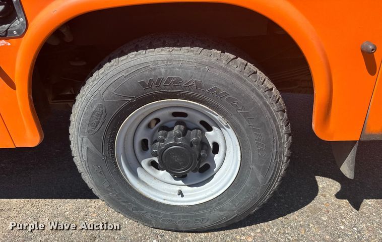 image for item ER2427 2003 Ford F250 Super Duty utility bed pickup truck