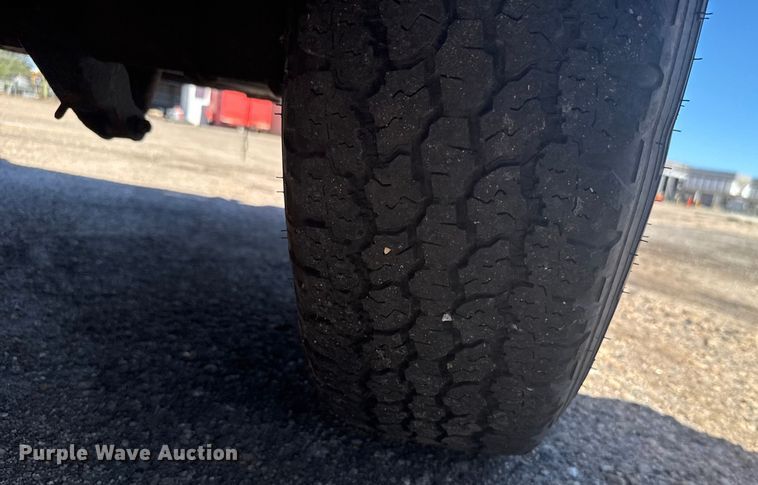 image for item ER2427 2003 Ford F250 Super Duty utility bed pickup truck