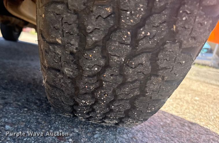 image for item ER2427 2003 Ford F250 Super Duty utility bed pickup truck