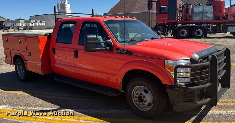 image for item ER2428 2015 Ford F350 Super Duty Crew Cab utility bed pickup truck