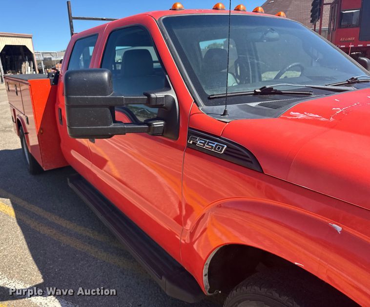 image for item ER2428 2015 Ford F350 Super Duty Crew Cab utility bed pickup truck