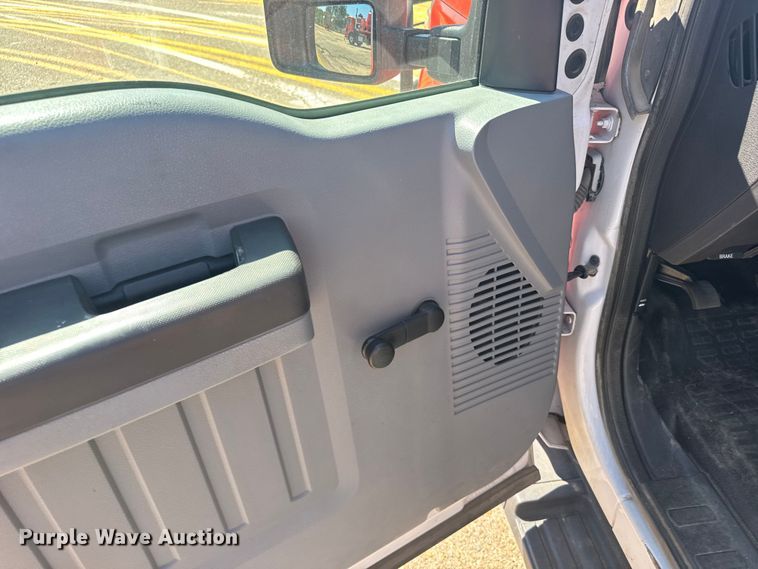 image for item ER2428 2015 Ford F350 Super Duty Crew Cab utility bed pickup truck