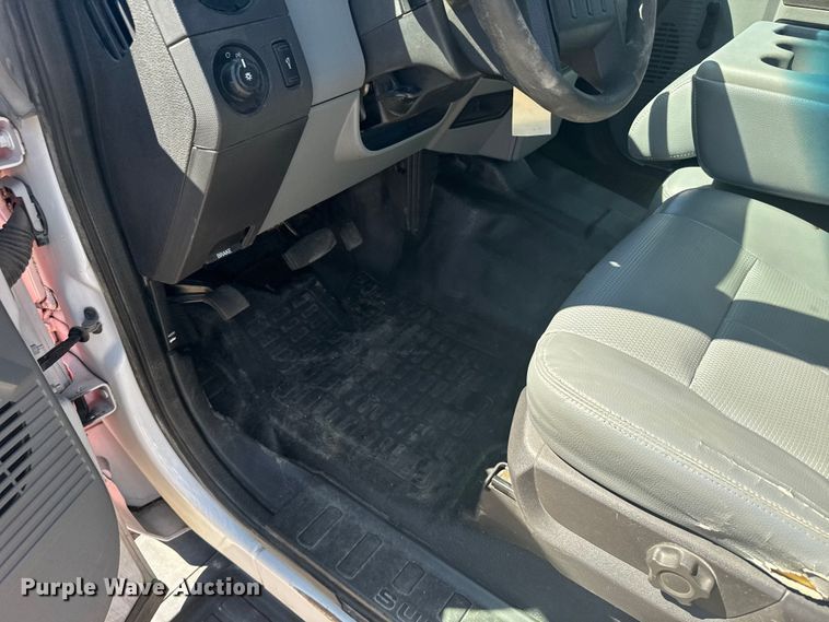 image for item ER2428 2015 Ford F350 Super Duty Crew Cab utility bed pickup truck