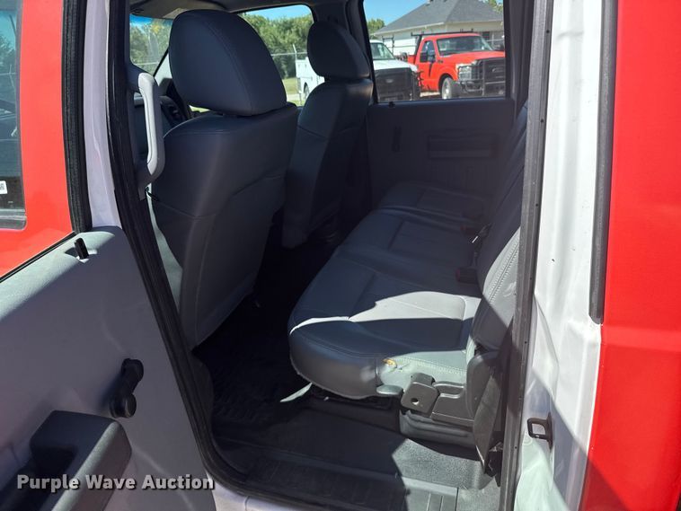 image for item ER2428 2015 Ford F350 Super Duty Crew Cab utility bed pickup truck