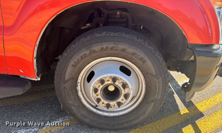 image for item ER2428 2015 Ford F350 Super Duty Crew Cab utility bed pickup truck